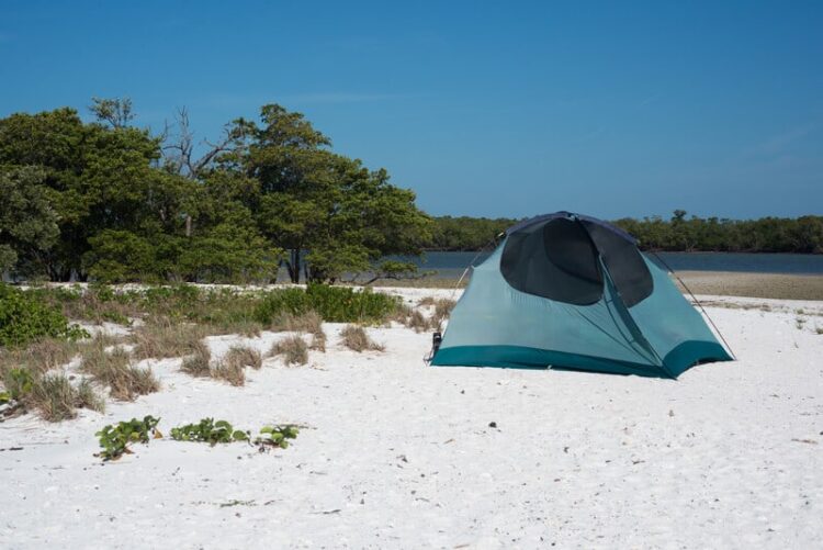 Camping primitivo en decenas de islas estrelladas de Florida